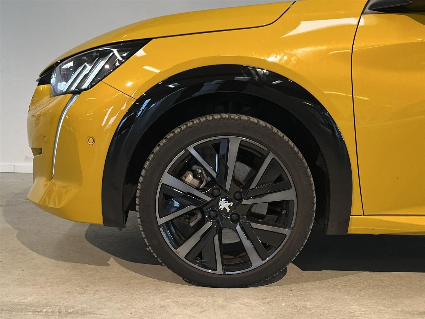 Gul Peugeot e-208 fra 2023