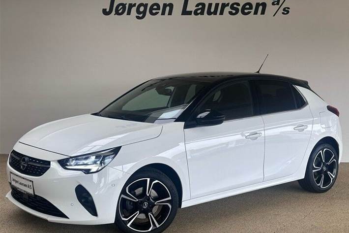 Hvid Opel Corsa fra 2023 set udefra
