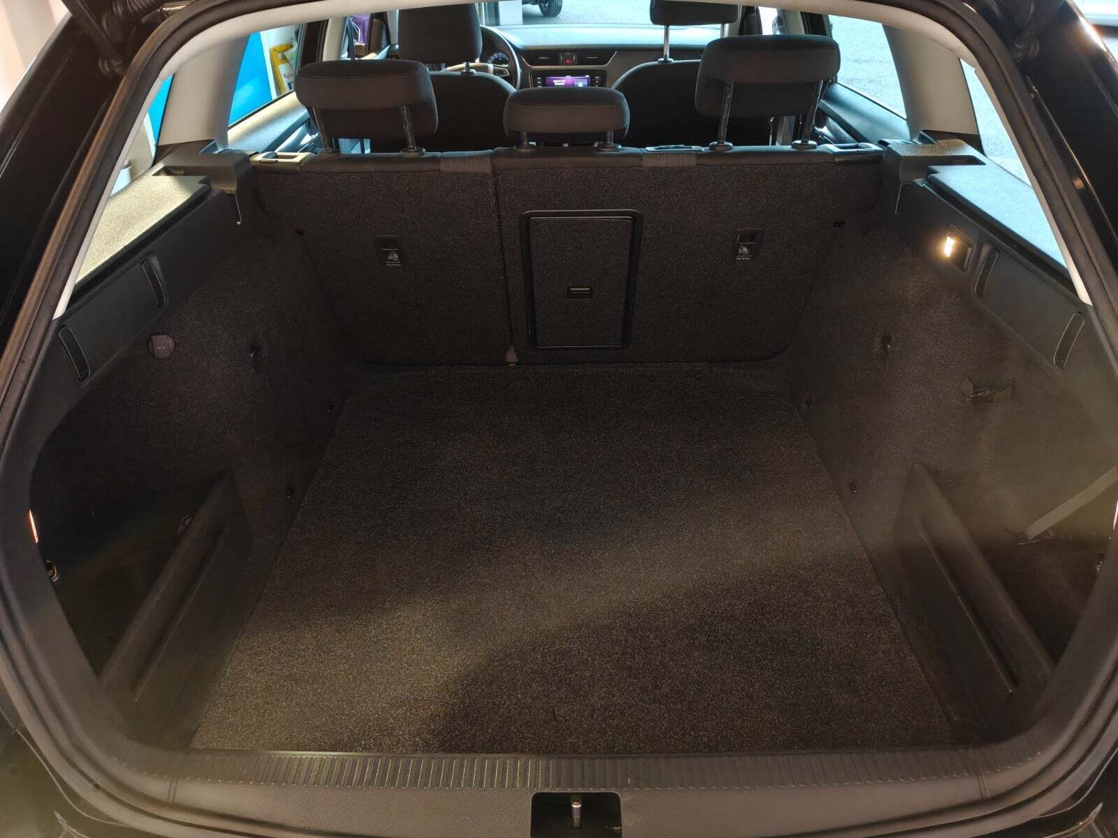 Sort Skoda Octavia fra 2019