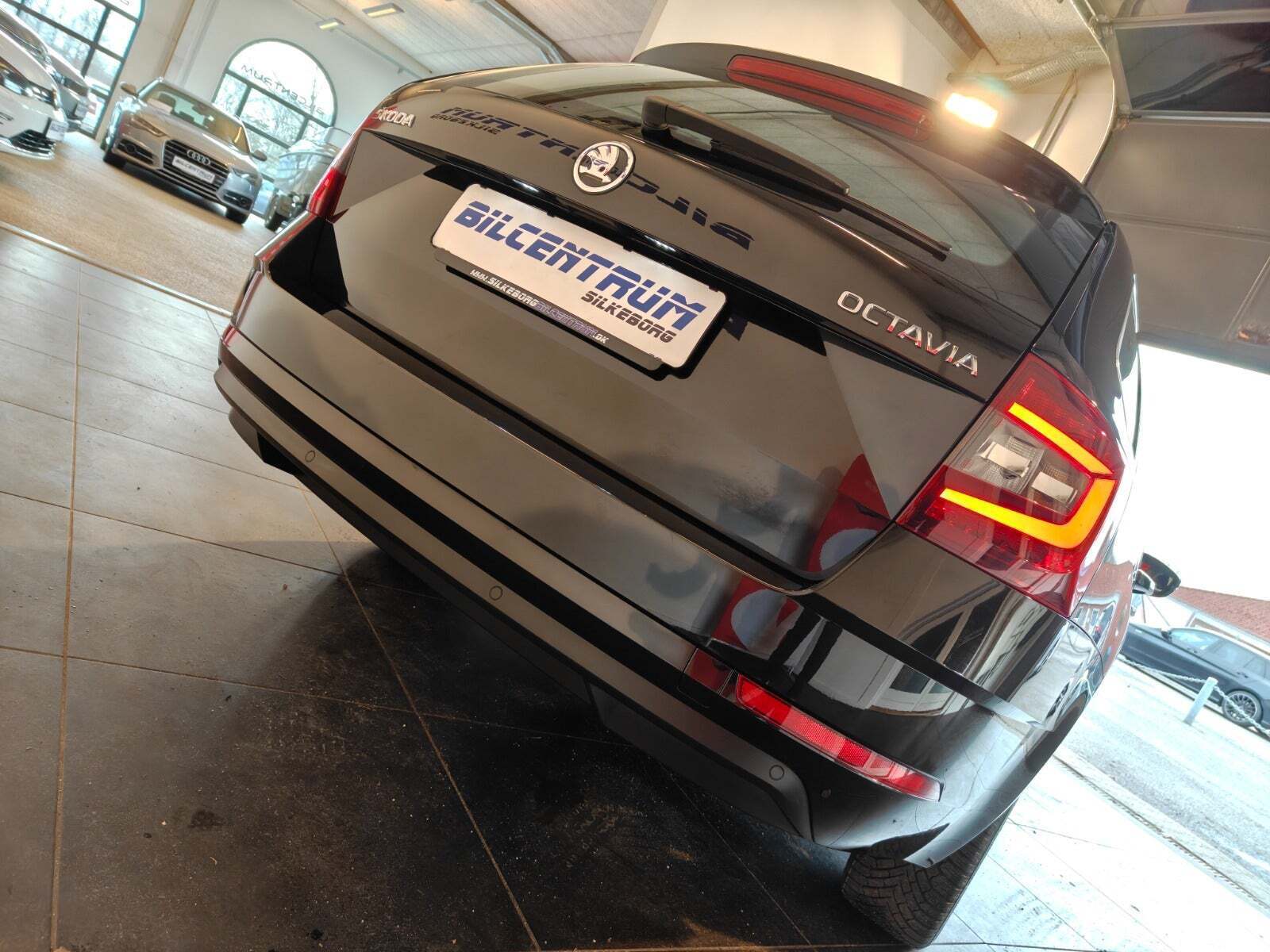 Sort Skoda Octavia fra 2019