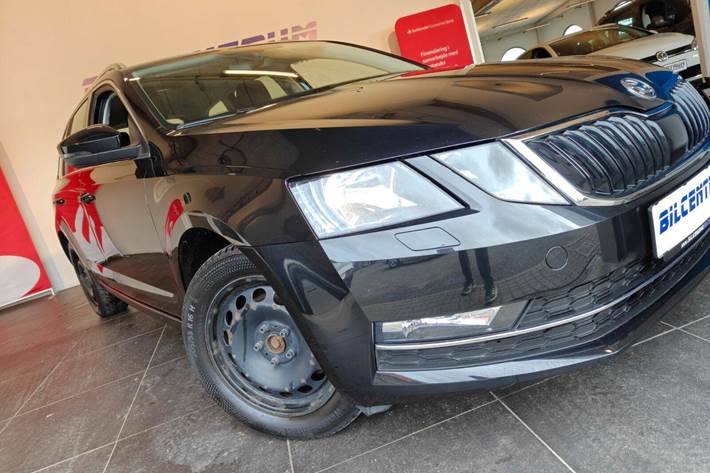 Sort Skoda Octavia fra 2019