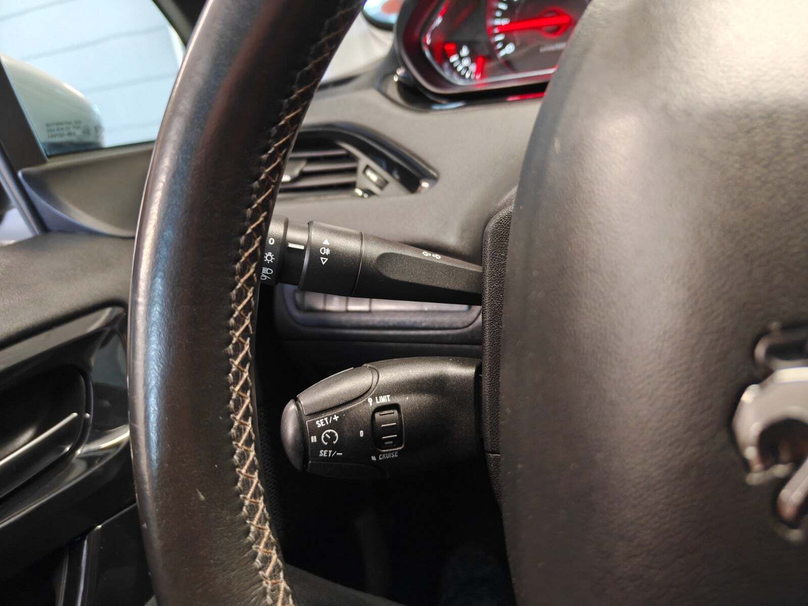 Gul Peugeot 208 fra 2015