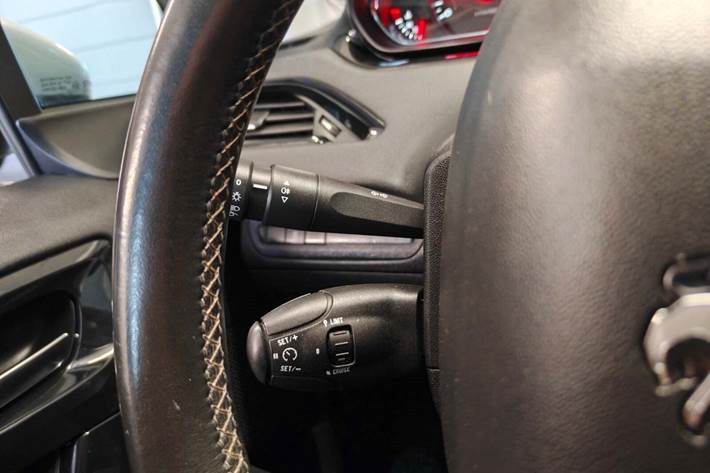 Gul Peugeot 208 fra 2015