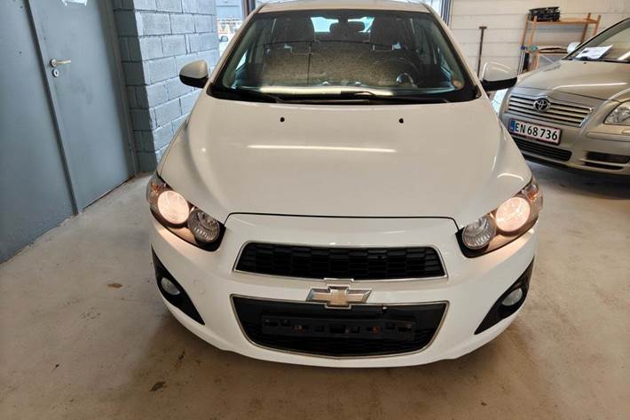 Gul Chevrolet Aveo fra 2013