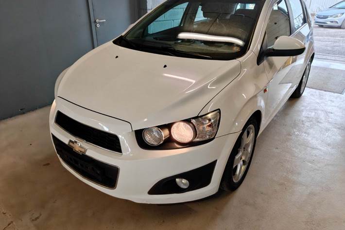Gul Chevrolet Aveo fra 2013