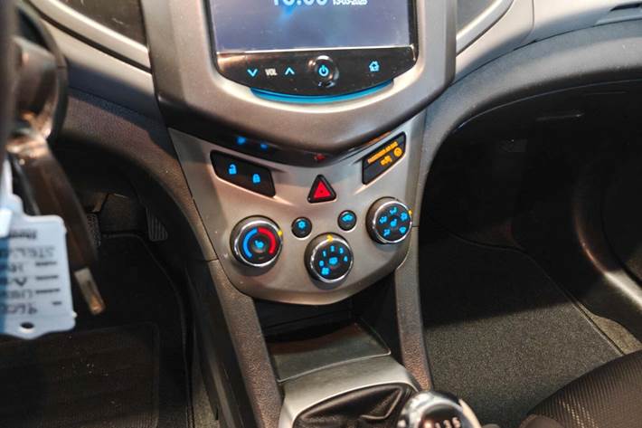 Gul Chevrolet Aveo fra 2013