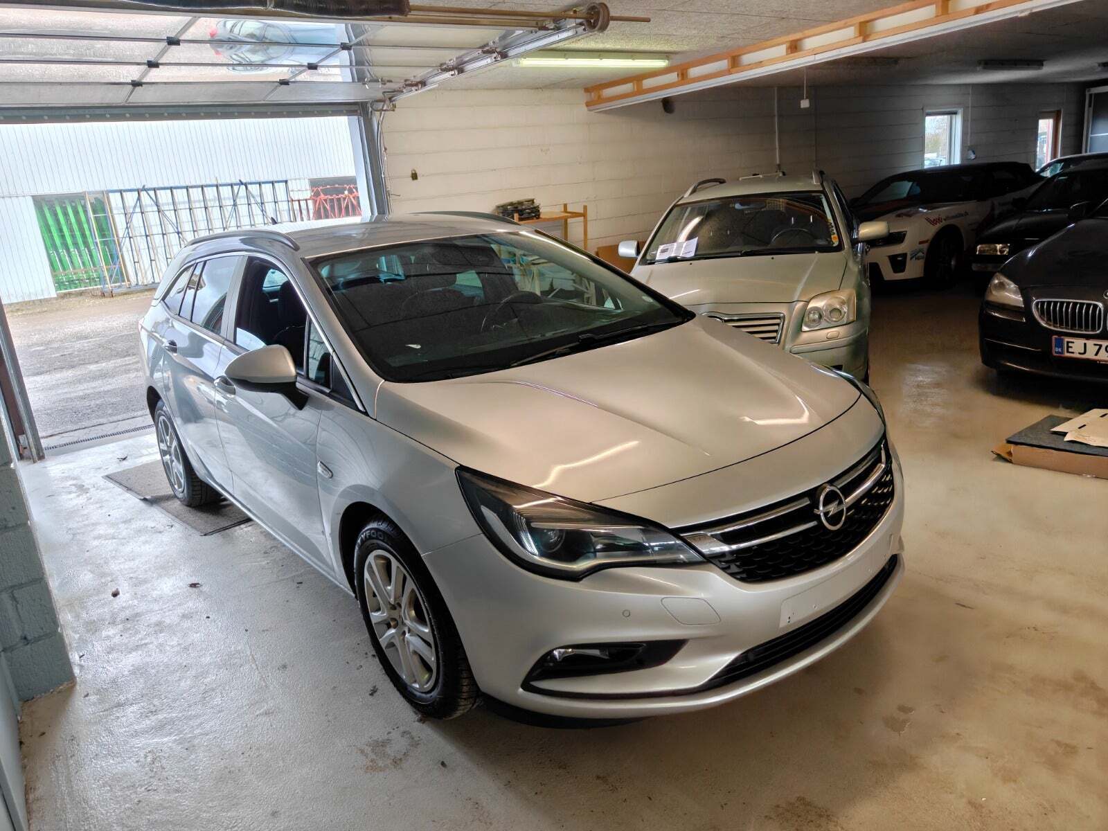 Gul Opel Astra fra 2016