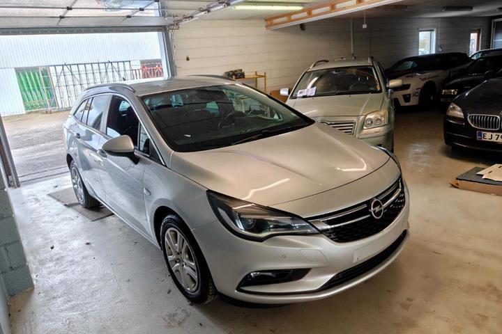 Gul Opel Astra fra 2016
