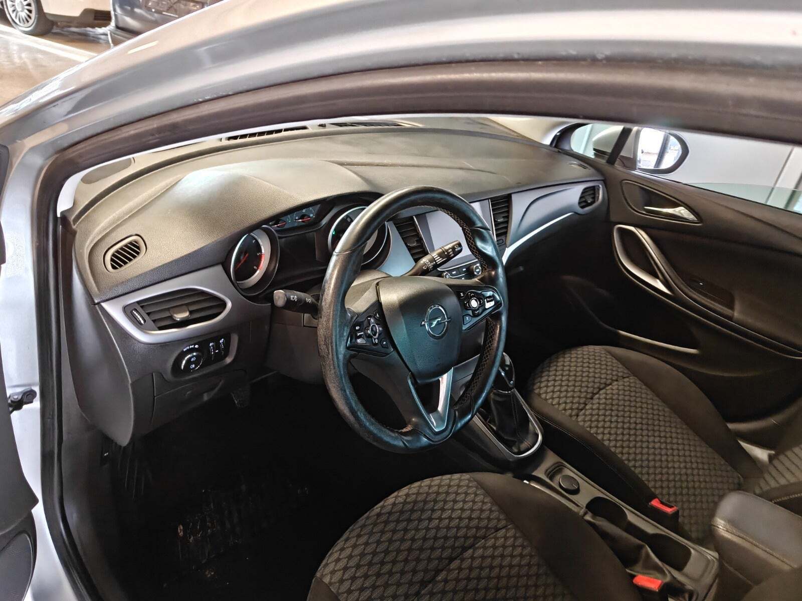 Gul Opel Astra fra 2016