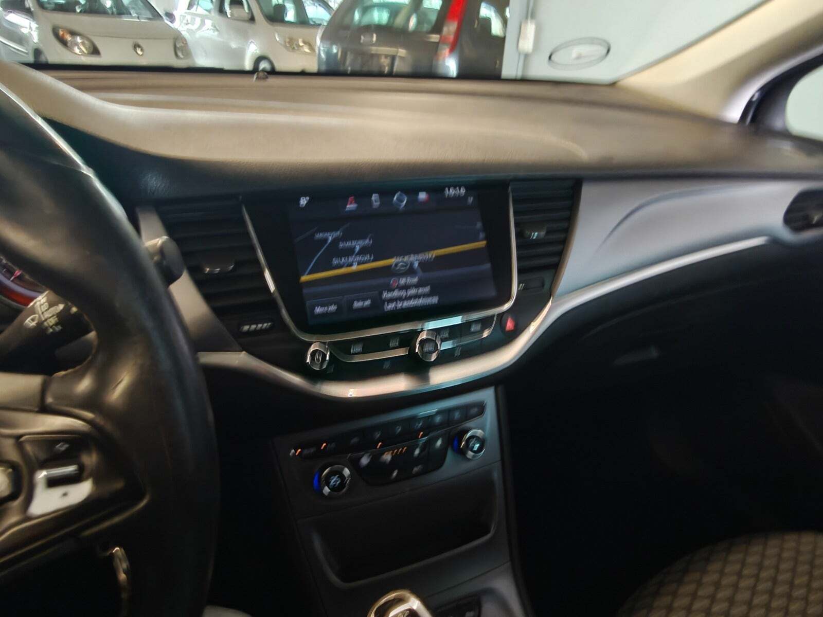 Gul Opel Astra fra 2016