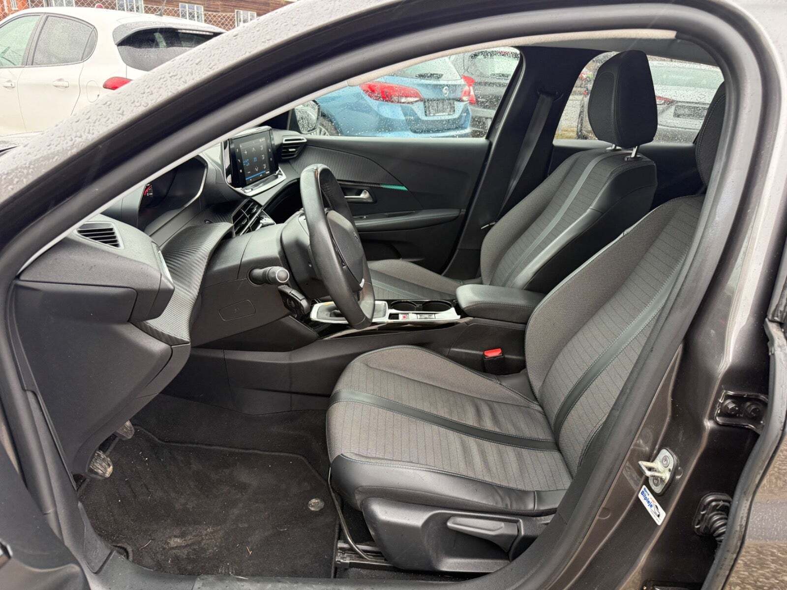 Grå Peugeot 208 fra 2022