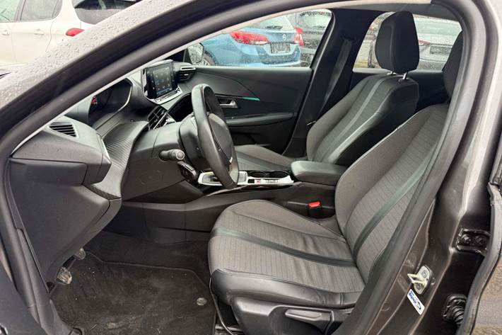Grå Peugeot 208 fra 2022