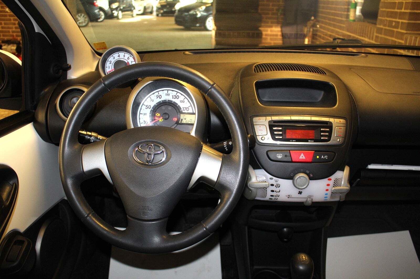 Hvid Toyota Aygo fra 2012