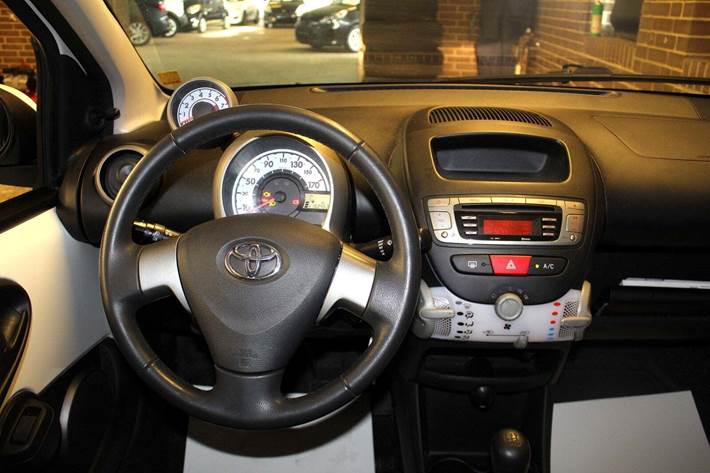 Hvid Toyota Aygo fra 2012