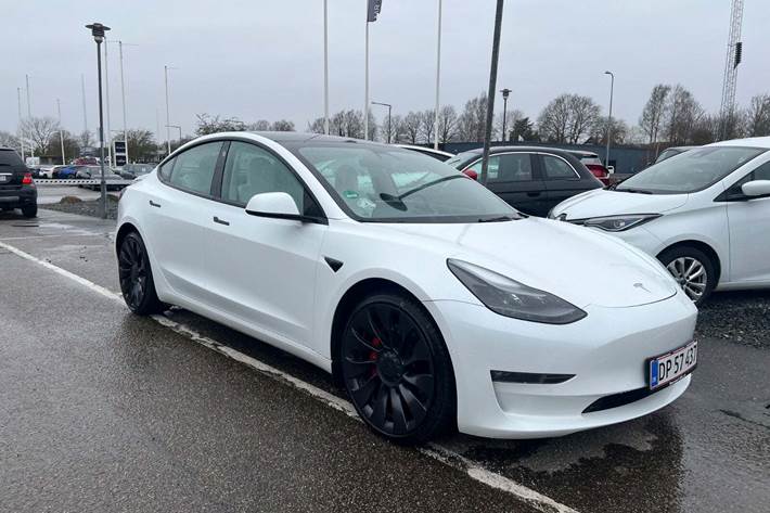 Grøn Tesla Model 3 fra 2021
