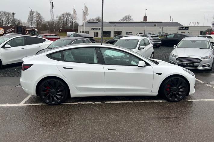 Grøn Tesla Model 3 fra 2021