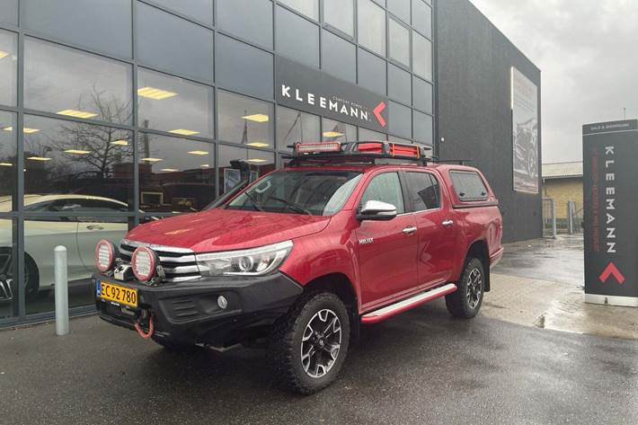 Rød Toyota HiLux fra 2016