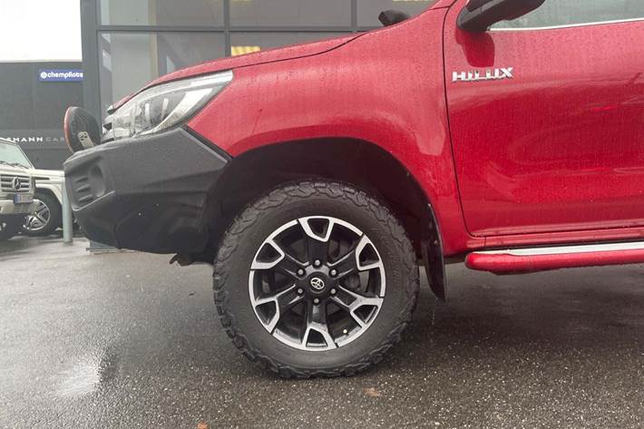 Rød Toyota HiLux fra 2016