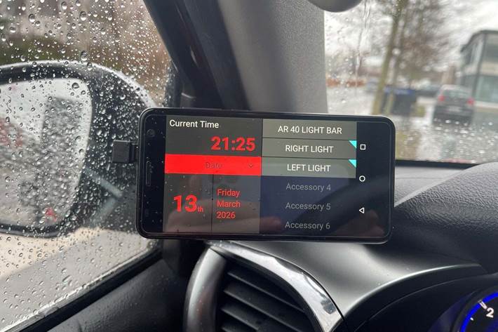 Rød Toyota HiLux fra 2016