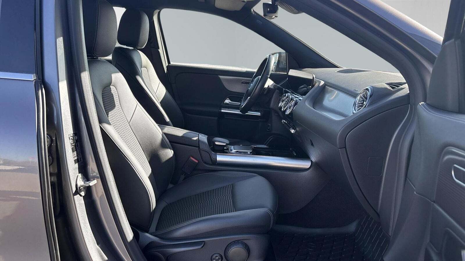 Grå Mercedes EQB250 fra 2022