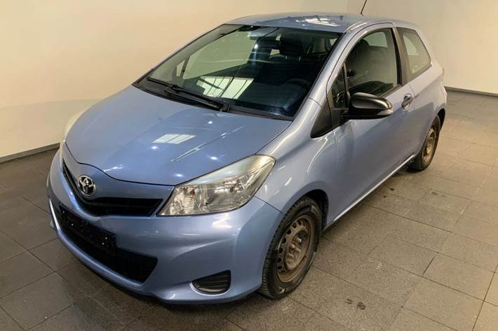 Blå Toyota Yaris fra 2012