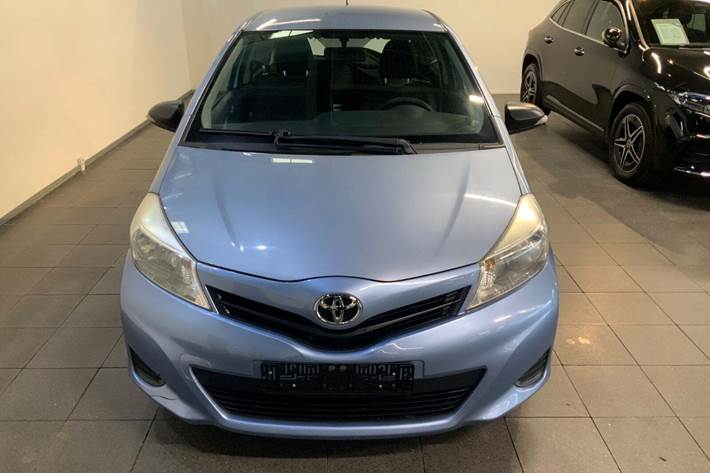 Blå Toyota Yaris fra 2012