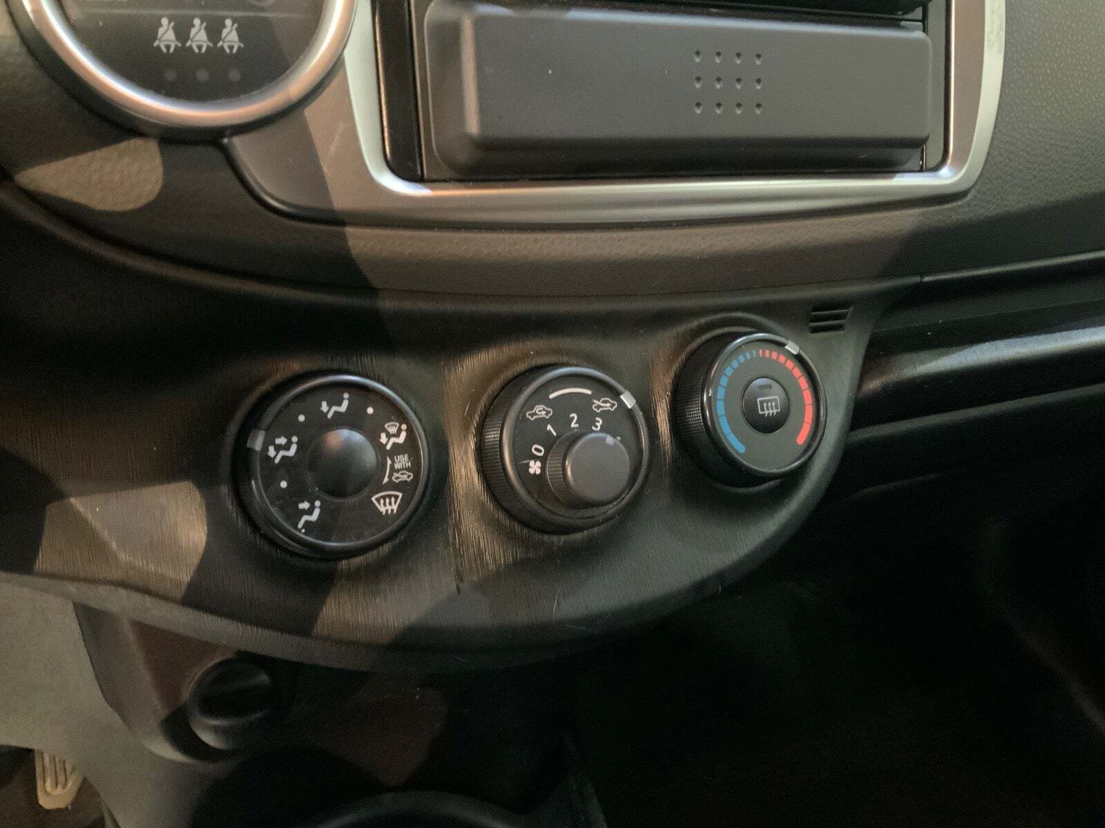 Blå Toyota Yaris fra 2012