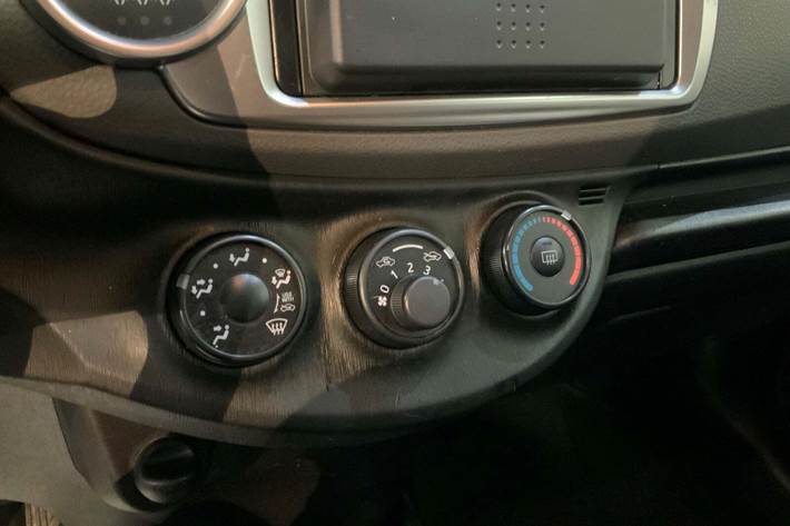 Blå Toyota Yaris fra 2012