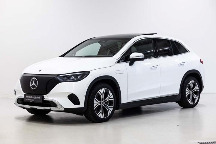 Hvid Mercedes EQE300 SUV fra 2024 set udefra
