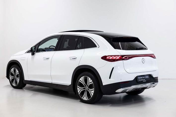 Hvid Mercedes EQE300 SUV fra 2024