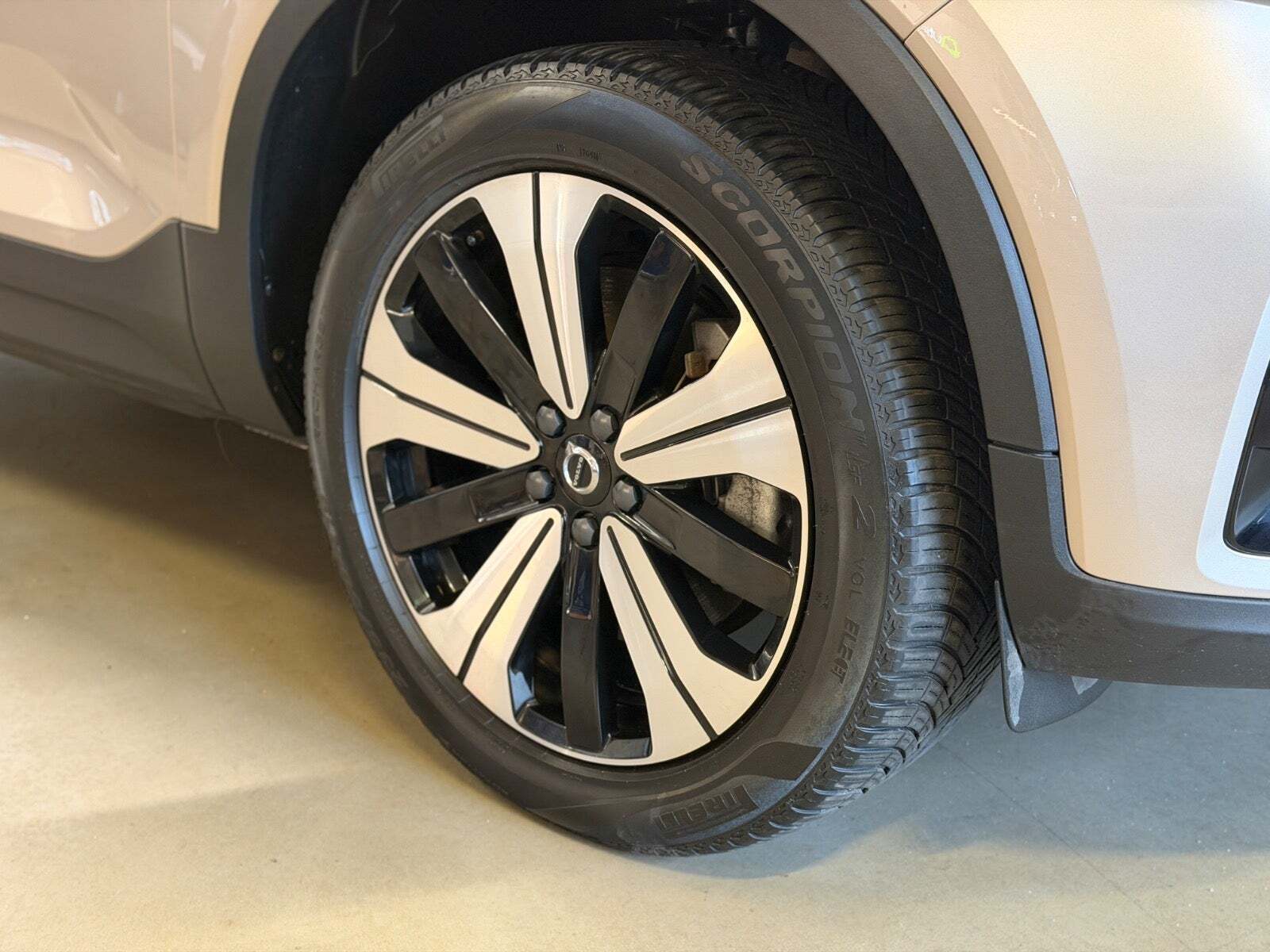 Orange Volvo XC40 fra 2023