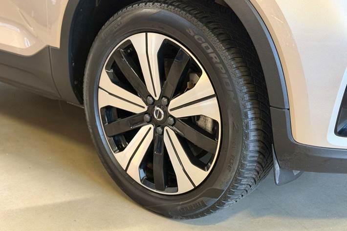 Orange Volvo XC40 fra 2023