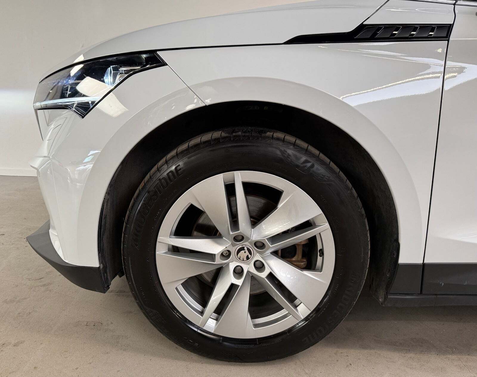 Hvid Skoda Enyaq fra 2023