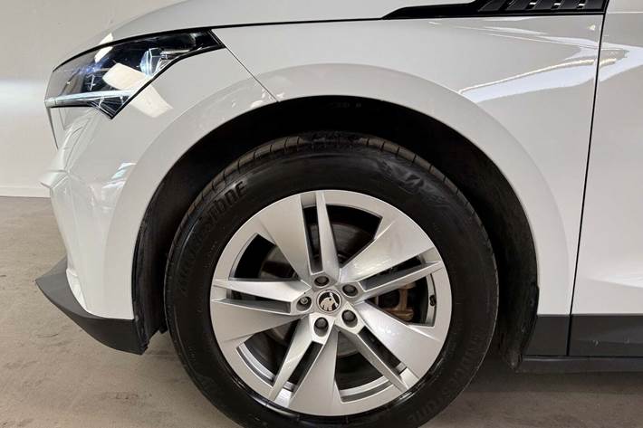 Hvid Skoda Enyaq fra 2023