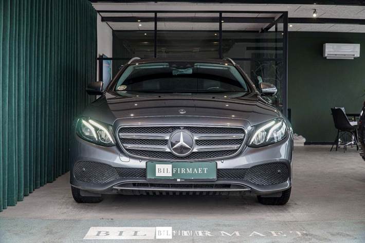 Grå Mercedes E220 d fra 2017