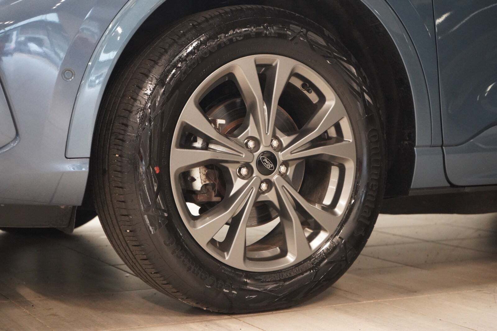 Blå Ford Kuga fra 2023