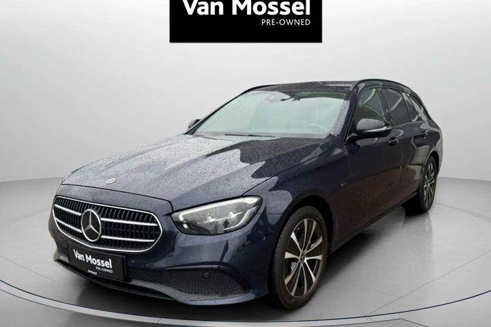 Blå Mercedes E300 e fra 2022 set udefra