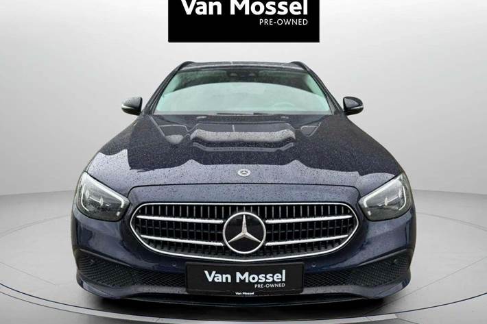 Blå Mercedes E300 e fra 2022