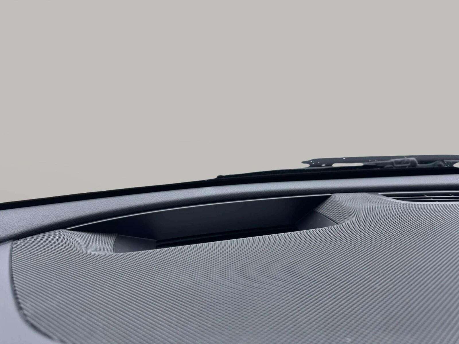 Blå Mercedes E300 e fra 2022