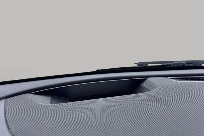 Blå Mercedes E300 e fra 2022