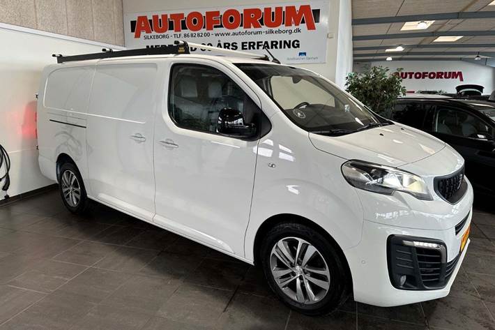 Hvid Peugeot Expert fra 2022 set udefra