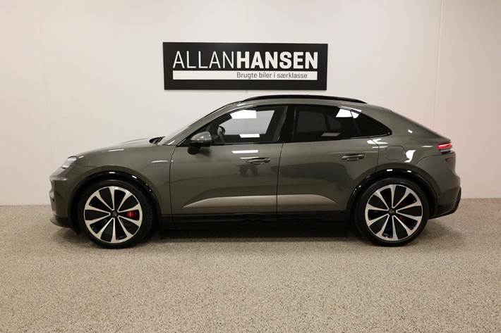 Grøn Porsche Macan Turbo fra 2025