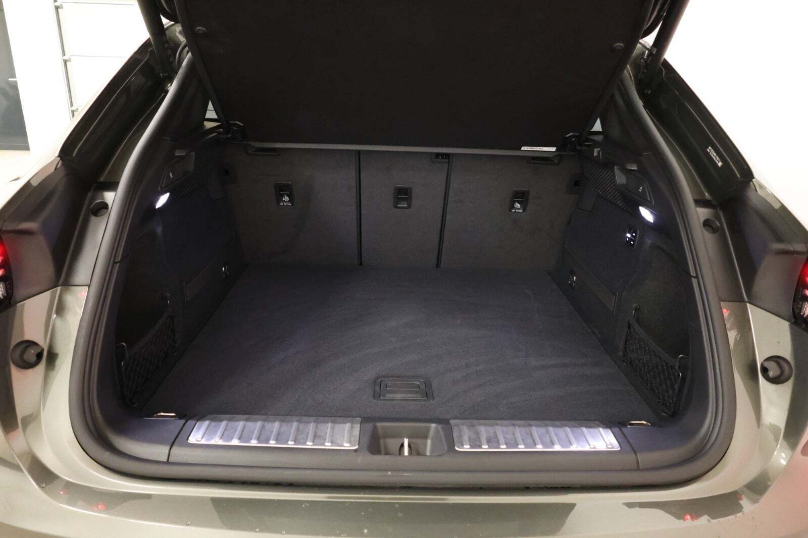 Grøn Porsche Macan Turbo fra 2025