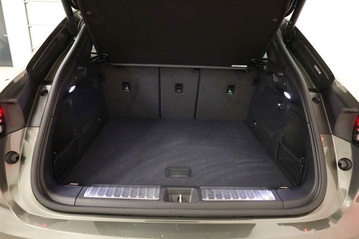 Grøn Porsche Macan Turbo fra 2025