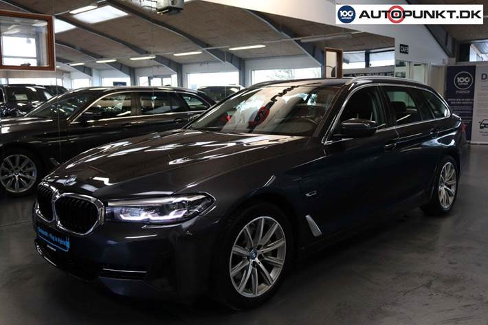 Grå BMW 530e fra 2022