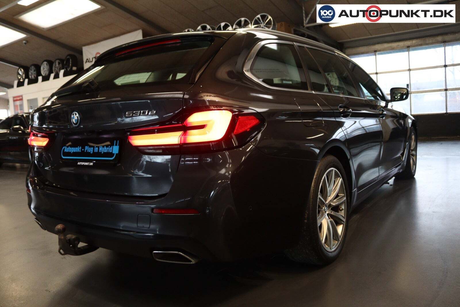 Grå BMW 530e fra 2022