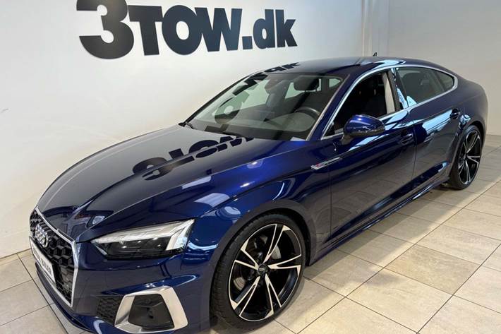 Blå Audi A5 fra 2021 set udefra