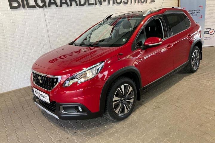 Rød Peugeot 2008 fra 2019 set udefra