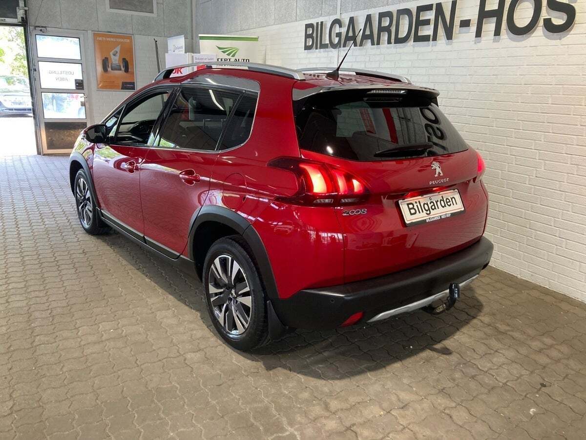 Rød Peugeot 2008 fra 2019