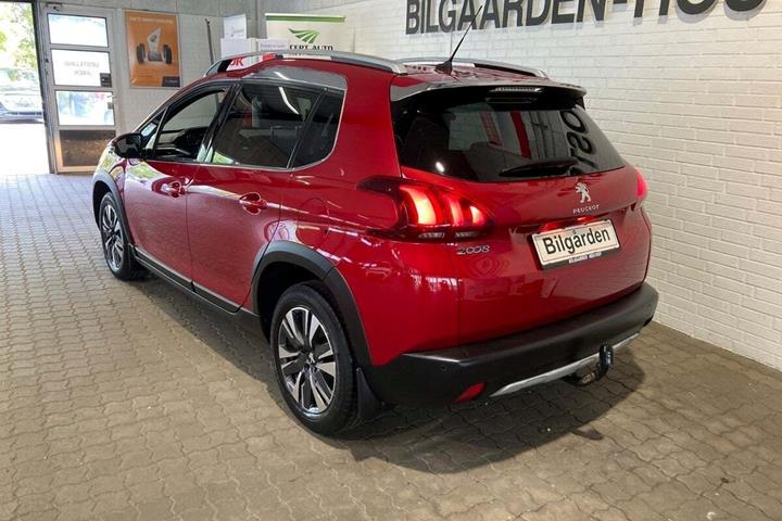 Rød Peugeot 2008 fra 2019